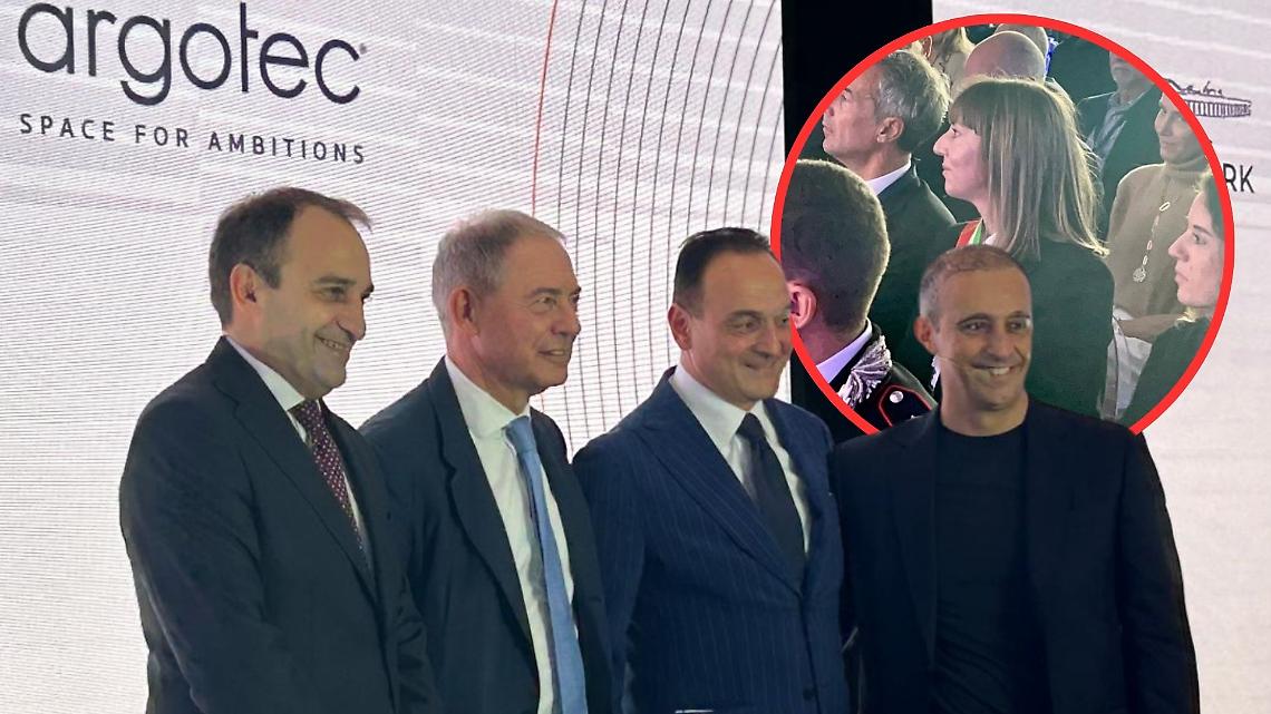 Dalla foto istituzionale è stata esclusa la sindaca Giulia Guazzora