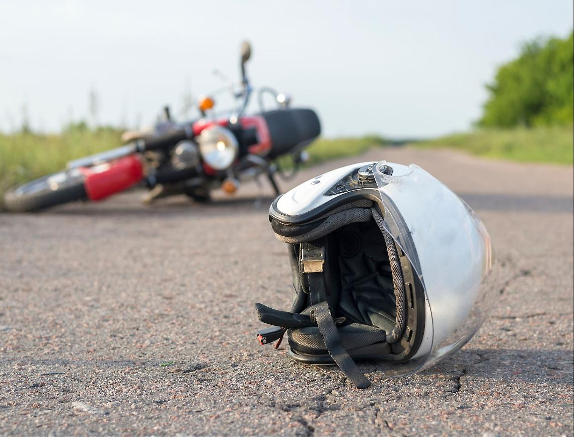 Moto contro capriolo, paura a Lanzo: centauro ferito trasportato in elicottero al Cto