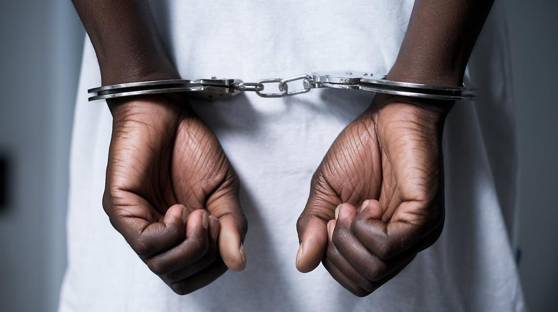 Arresto (foto generata con l'AI)