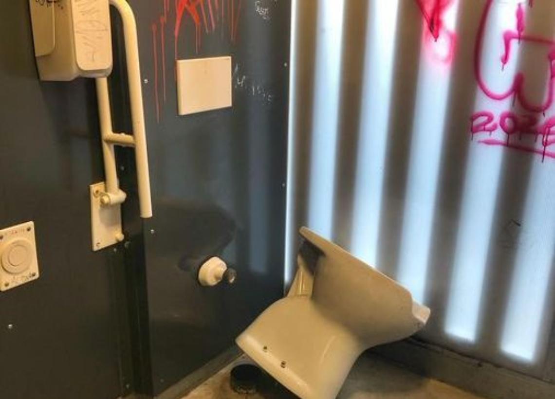Bagni pubblici distrutti dopo pochi giorni