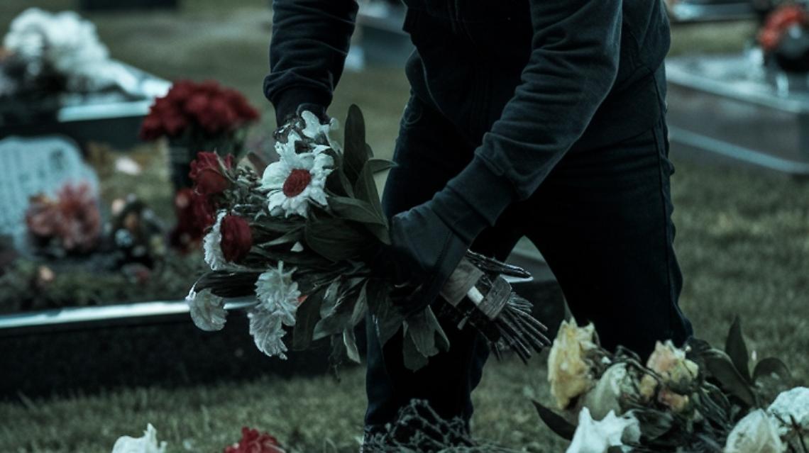 Furto al Cimitero di Bairo: Ladri Rubano Vasi Portafiori dalle Tombe