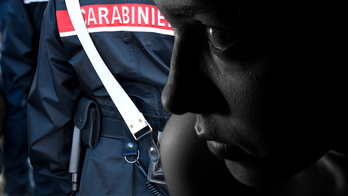 Carabiniera eroica salva una giovane sul cornicione di un palazzo a Bardonecchia