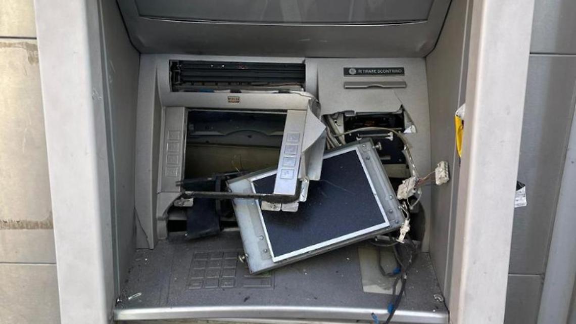 Esplosione nella notte: banda di ladri assalta il bancomat Unicredit con il metodo della “marmotta”