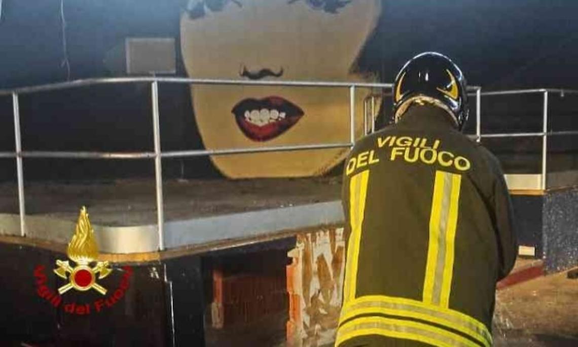 Incendio nella Ex Discoteca Due di Cigliano: Intervento Tempestivo dei Vigili del Fuoco