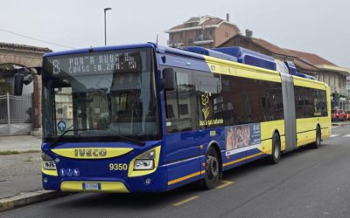 Controllore aggredito sul bus a Pinerolo: tensione a bordo, intervengono i carabinieri