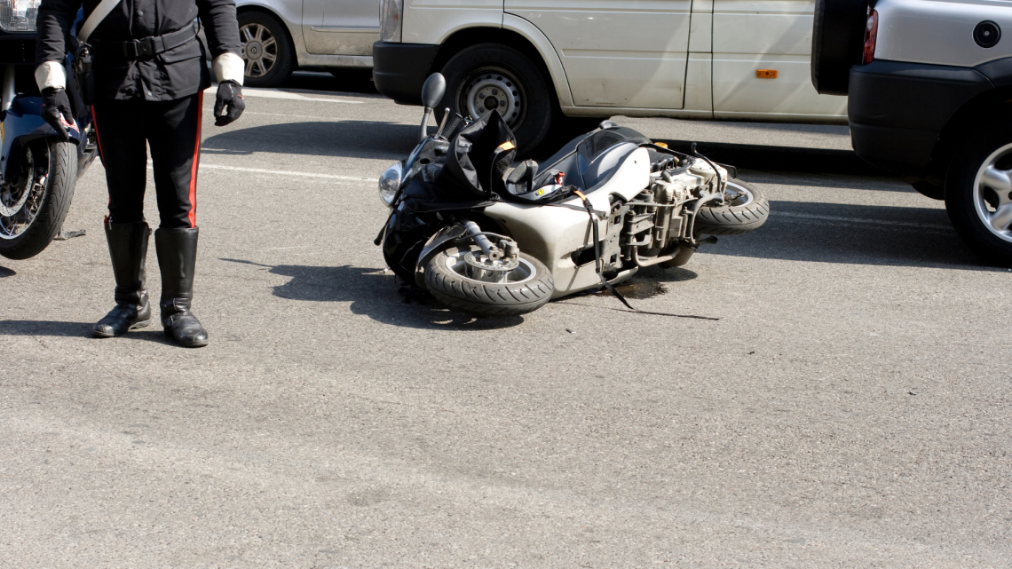 Incidente in Vespa a Torino: scooterista finisce sotto un'auto al semaforo