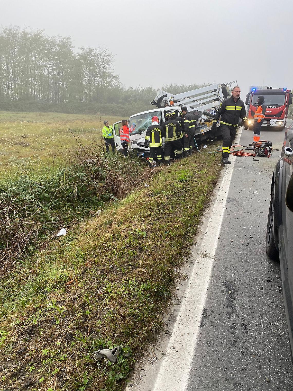 Schianto in Strada Cebrosa: uomo incastrato tra le lamiere in un incidente a catena