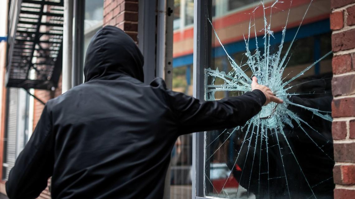 Lancio di sampietrini contro un negozio del centro. I commercianti ora hanno paura, ma il Comune non guarda le telecamere…
