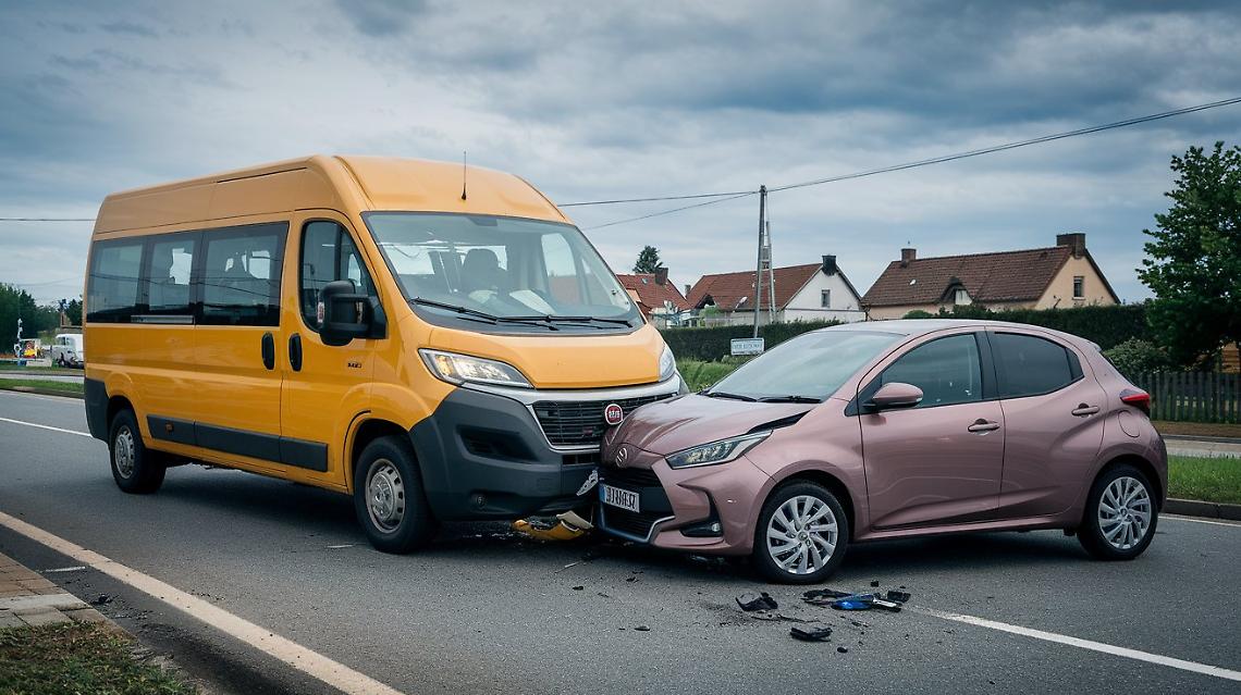 Scontro tra due auto in via Torino. Traffico in tilt e cittadini imbottigliati in coda