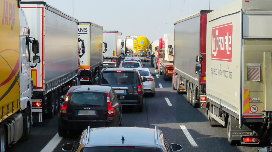 Incidente in Tangenziale a Torino: Traffico in Tilt e Auto Ribaltata