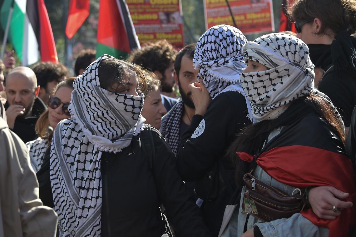 Tensioni ai cortei in tutta Italia. Foglio di via per il presidente del'Associazione Palestinesi d'Italia
