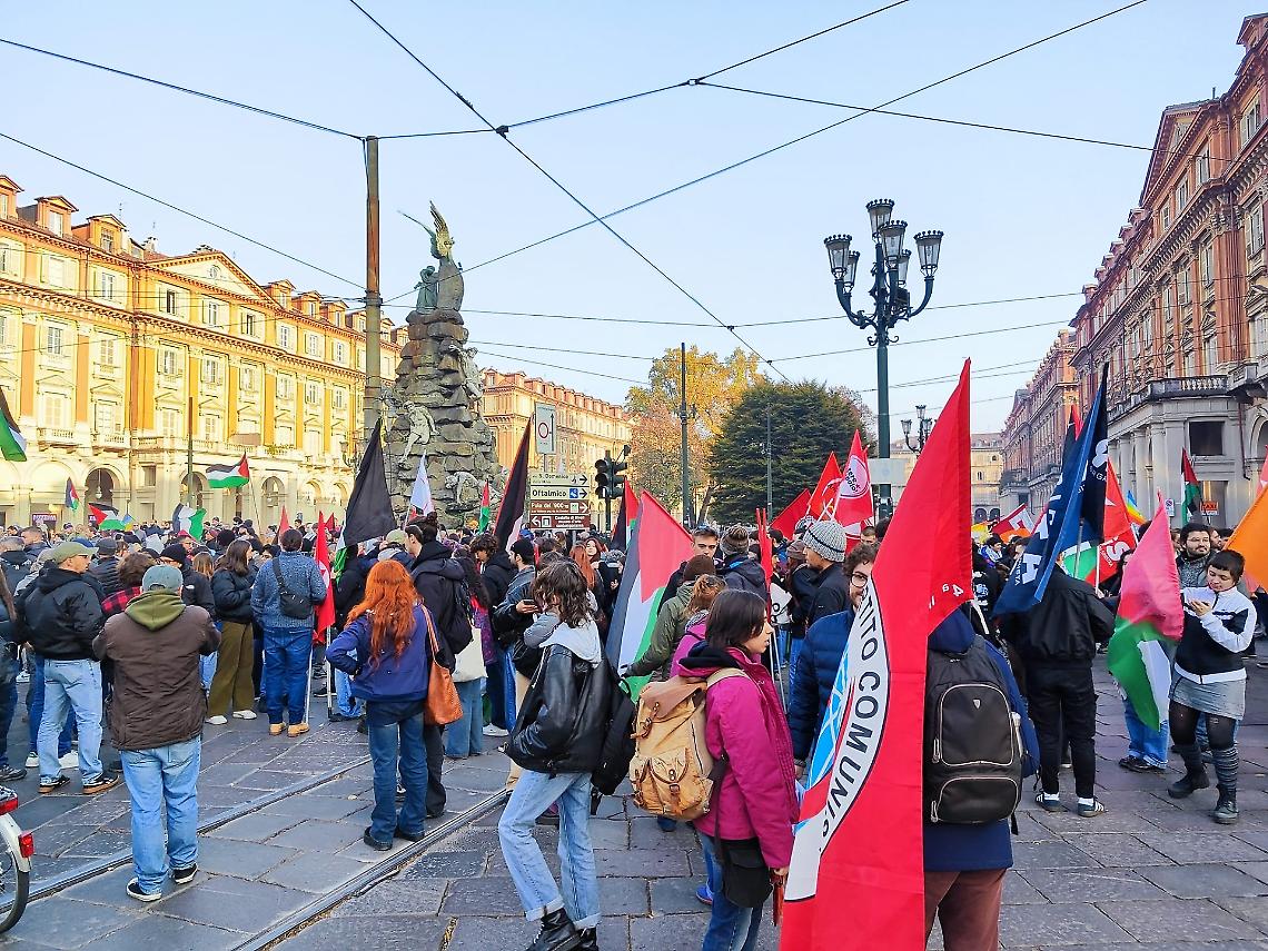 Corteo Pro Palestina a Torino: Unione di Voci Contro la Fornitura di Armi a Israele