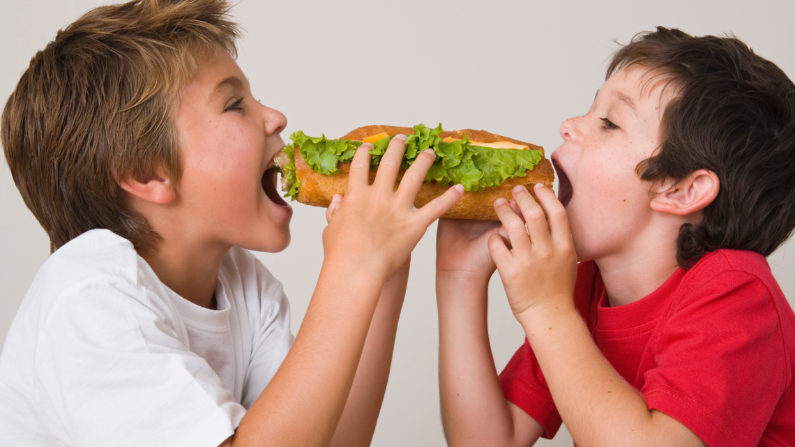 Vermi in mensa, genitori esasperati: il panino da casa diventa un diritto
