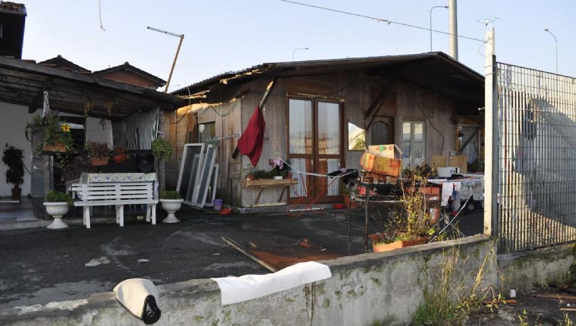 Blitz al campo nomadi. Tre costruzioni abusive da abbattere