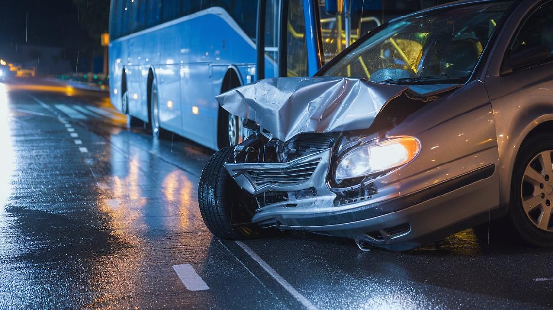 Scontro tra auto e bus