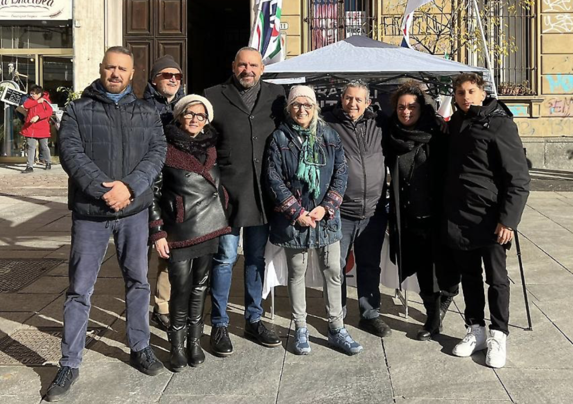 Torino: tensioni in piazza Santa Giulia, attacco al gazebo di Fratelli d'Italia