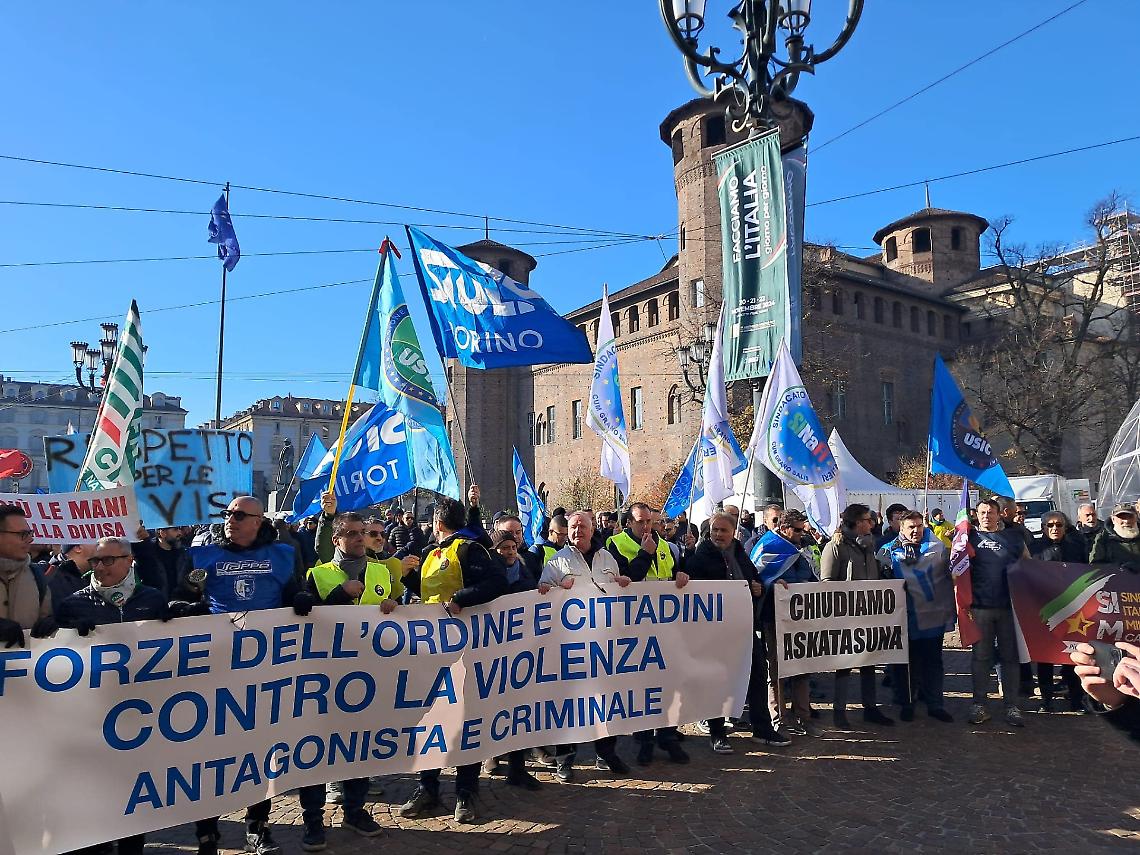 Forze dell’ordine in corteo
