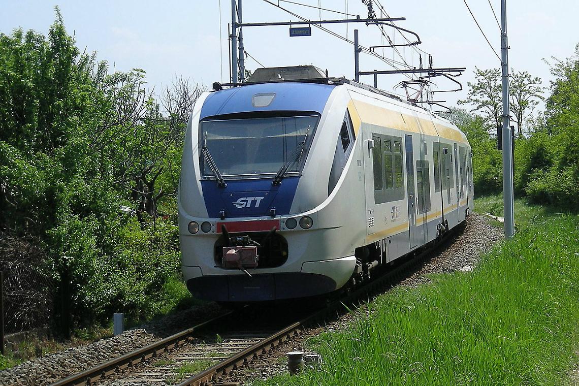 Passeggera in preda al panico blocca il treno: caos sulla linea Canavesana