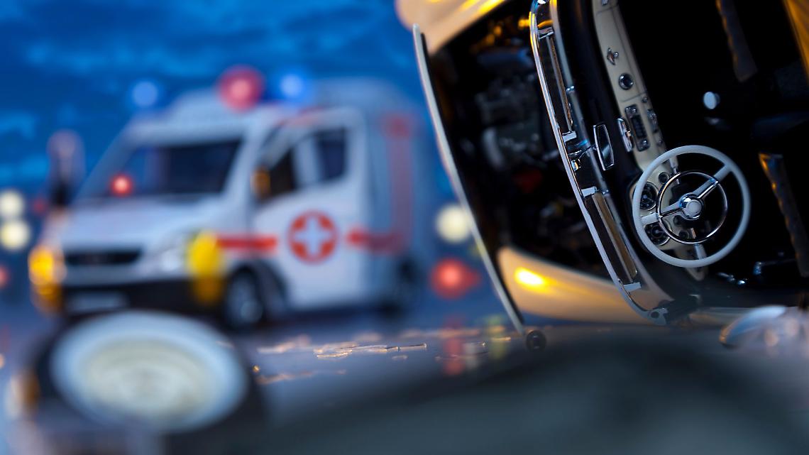 Bus trascina un&rsquo;auto