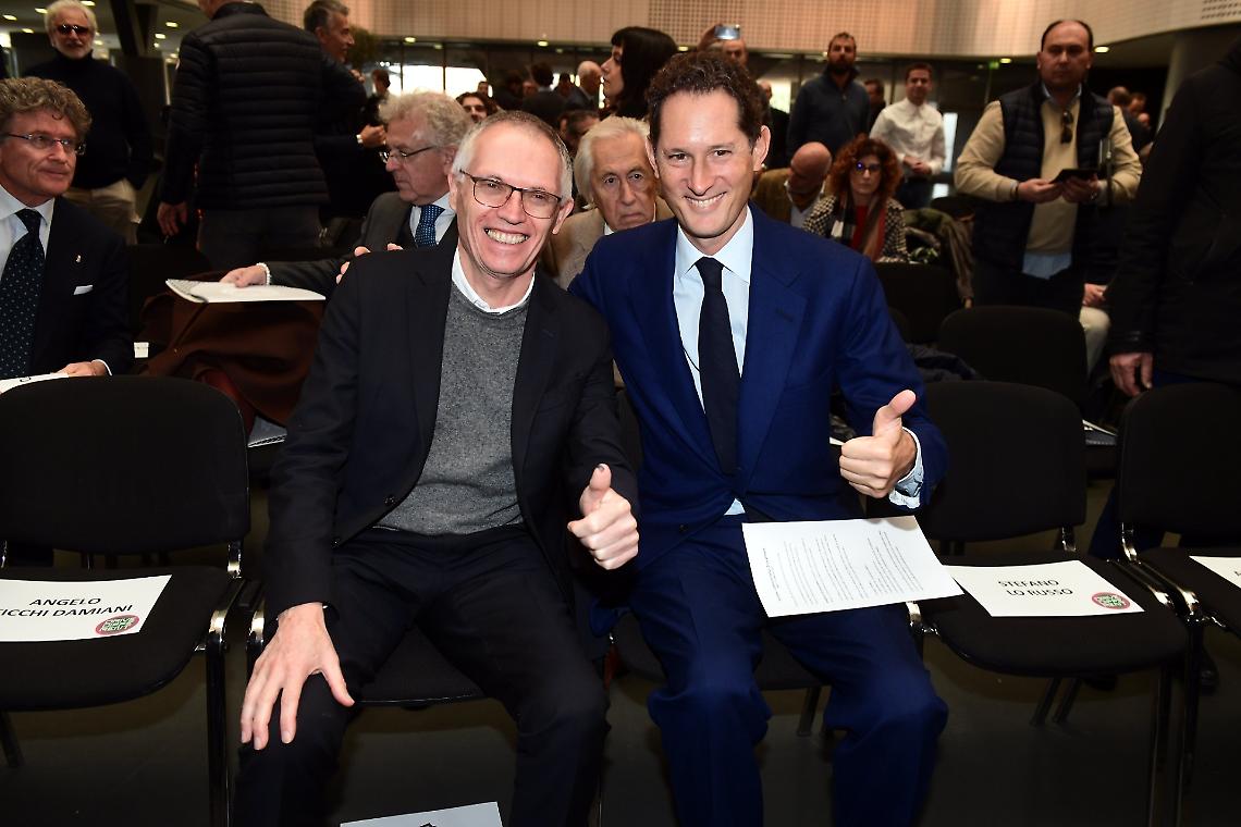 Tavares lascia con 100 milioni? Stellantis naviga a vista, Elkann al timone