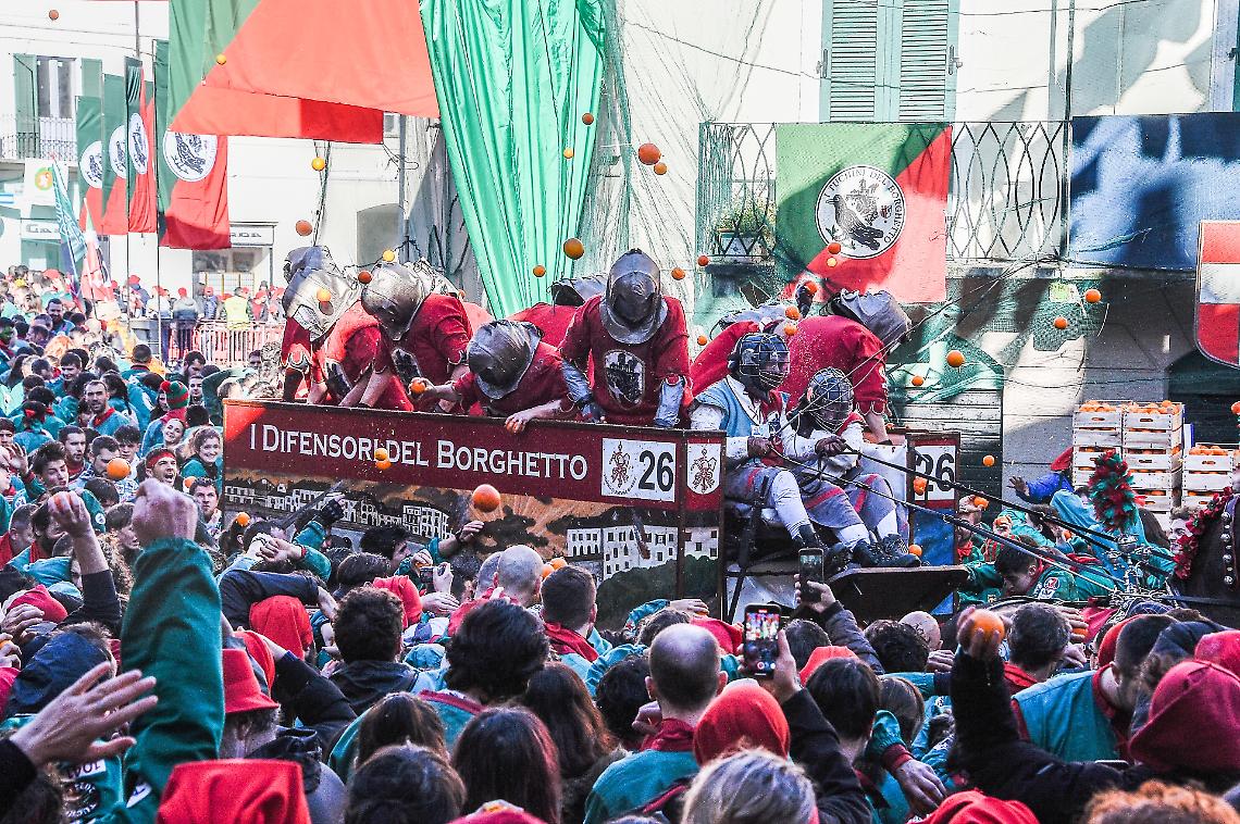 Il Carnevale di Santhià prende un sacco di soldi per la sua storia e a Ivrea dicono che è tutto falso!