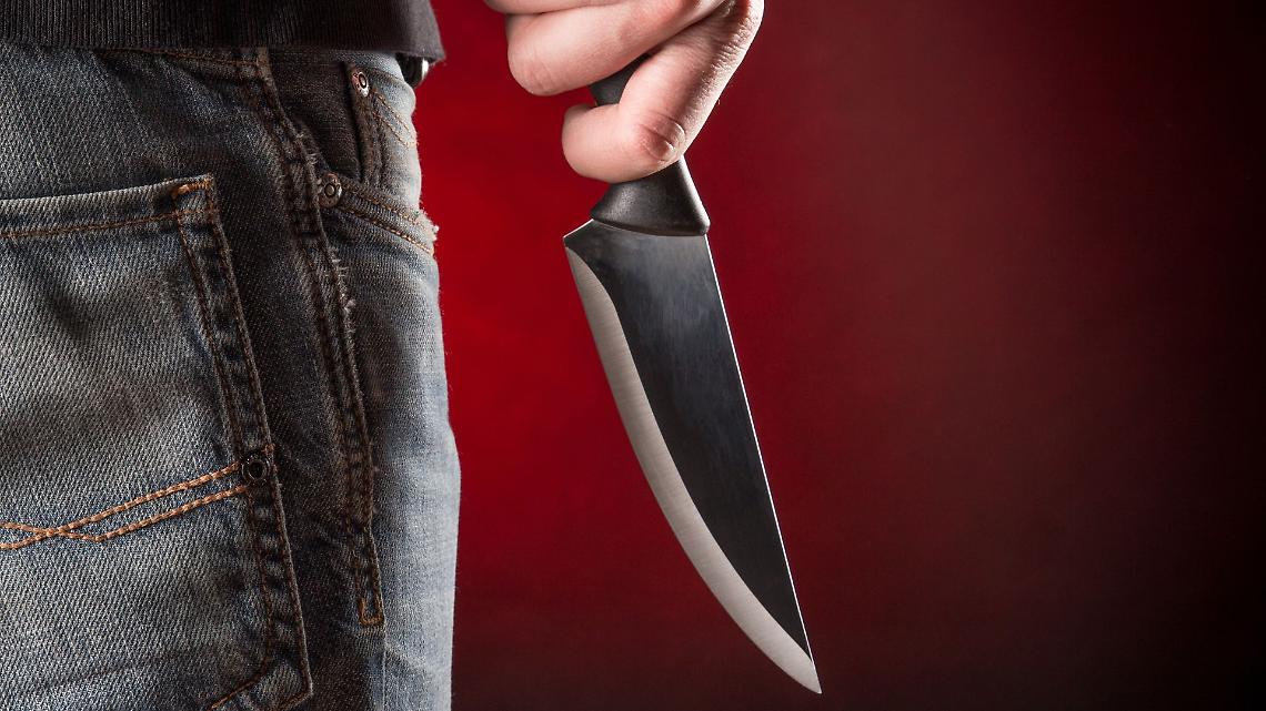 Minacce e insulti davanti ai figli