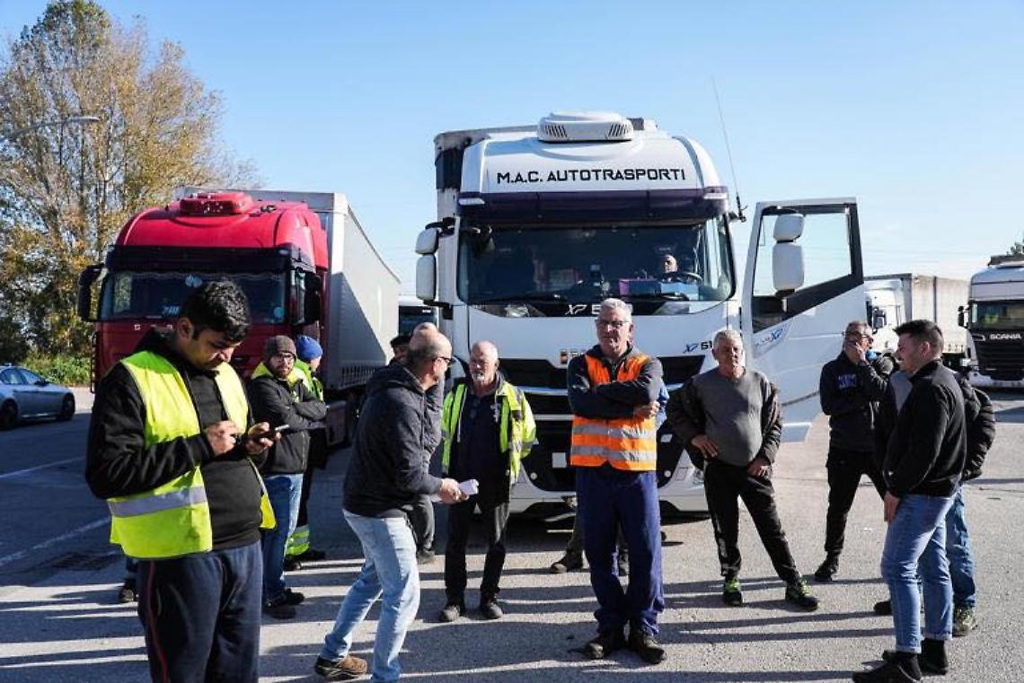 Crisi Stellantis: fabbriche ferme, licenziamenti e pressing su Elkann
