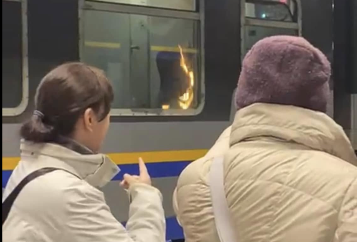 Incendio sul treno Torino-Bardonecchia: atto vandalico blocca il convoglio a Avigliana