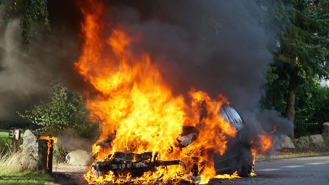 Auto in Fiamme a Volpiano: Giovani in Fuga da un Incubo
