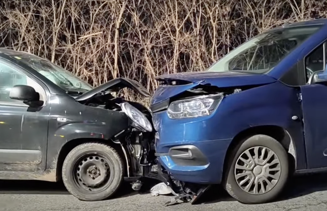 Schianto Frontale a Castellamonte: Quattro Feriti in un Incidente Notturno