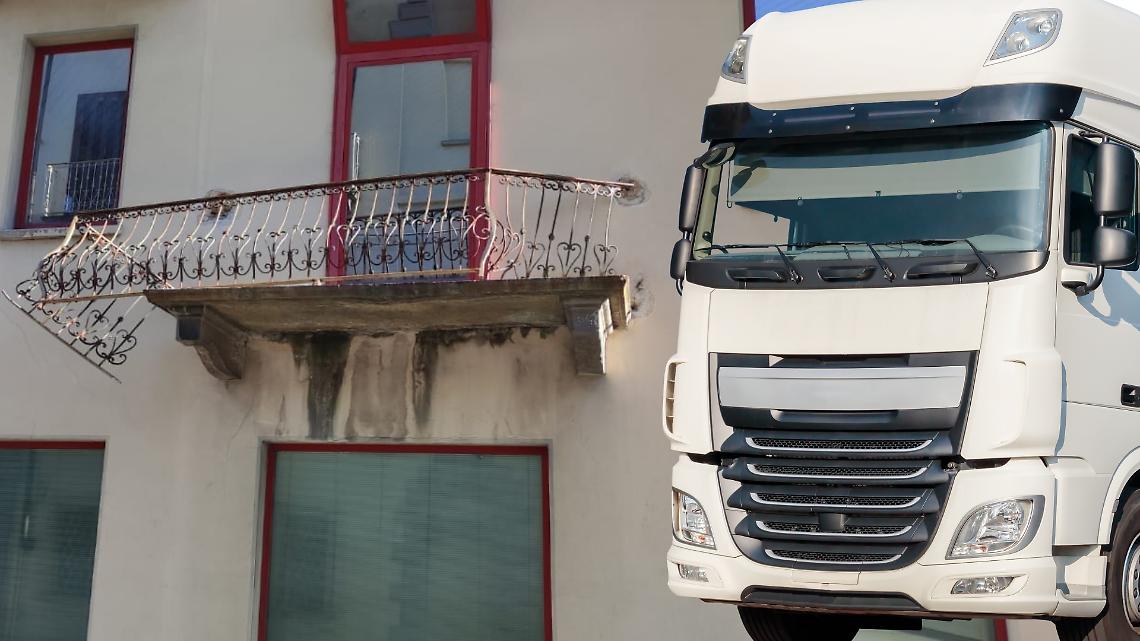 Camion abbatte balcone a Borgofranco d'Ivrea: il sindaco chiede stop ai Tir in paese
