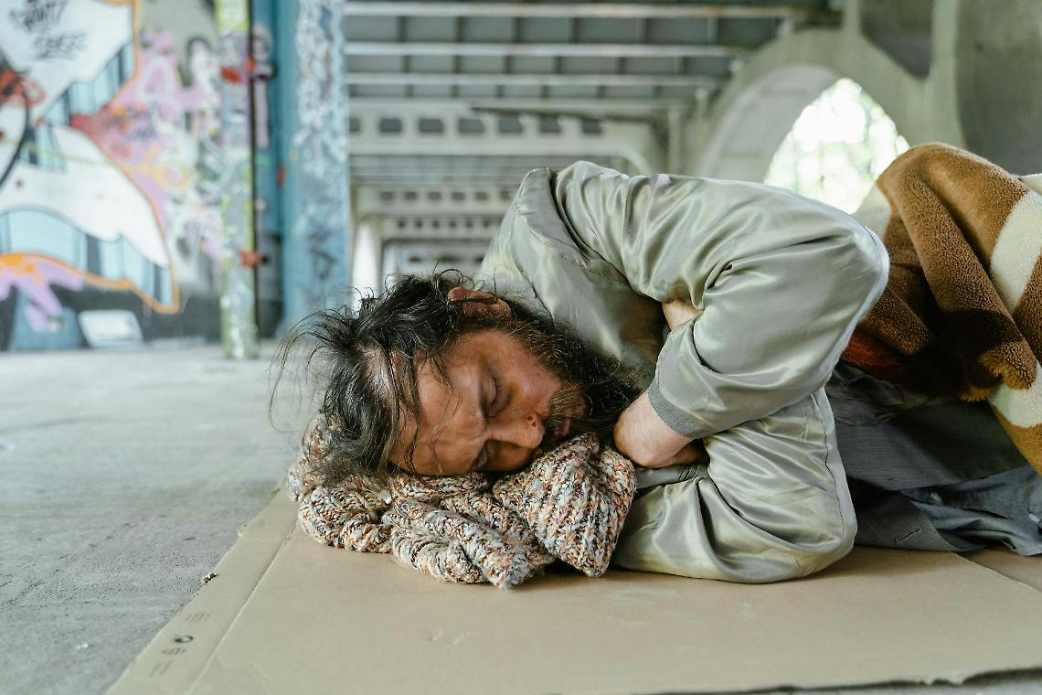 Senzatetto entra nei bar e pretende da mangiare