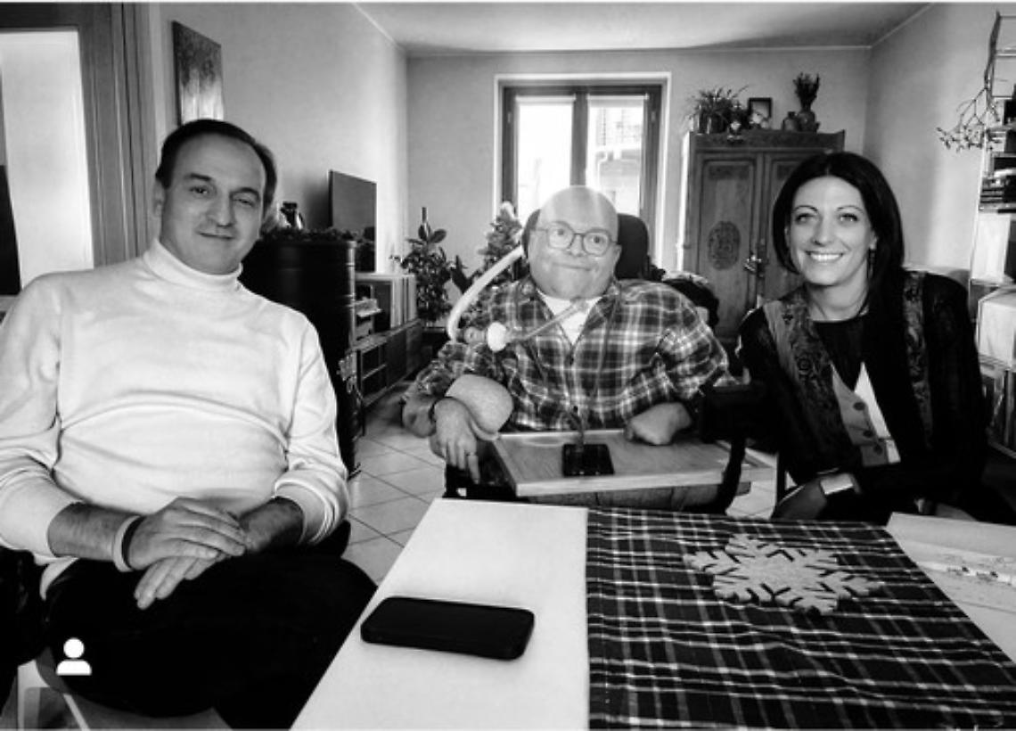 In foto è con il presidente Alberto Cirio e la consigliera regionale Giulia Marro