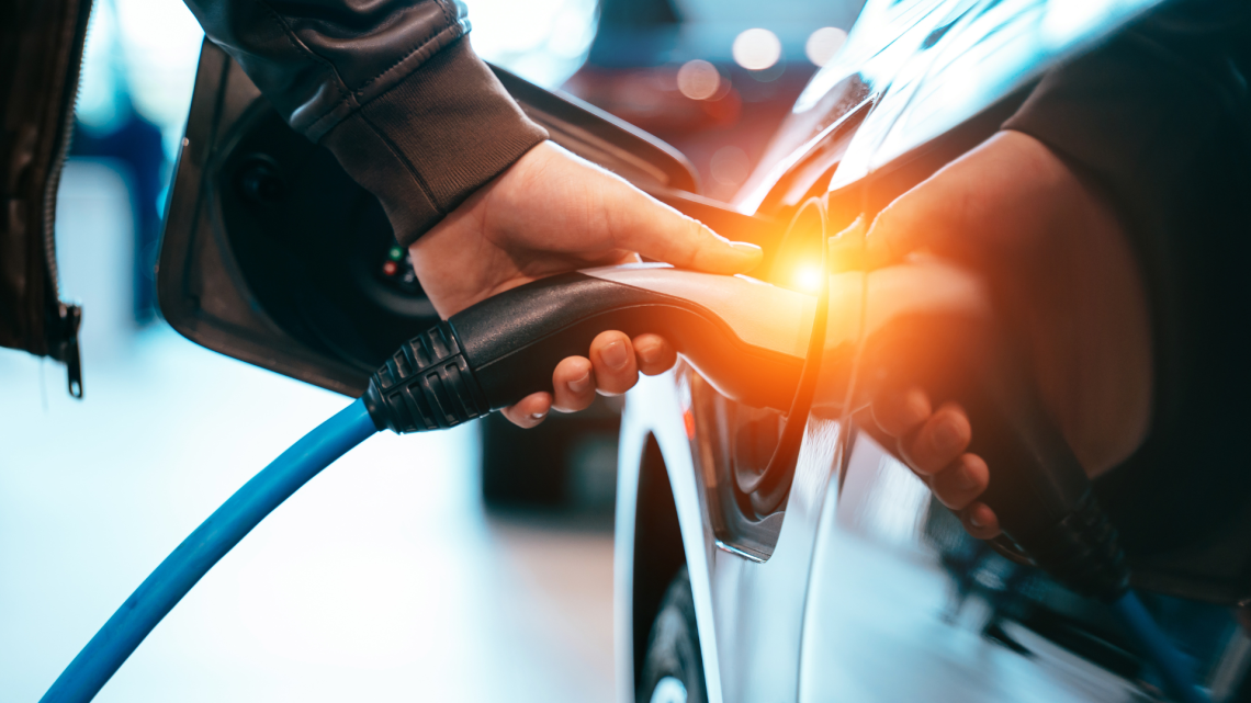 Auto elettriche, multe e tagli: il 2025 dell’industria europea tra crisi e strategie