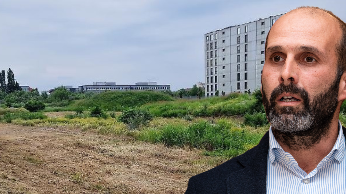 Matteo Chiantore. Sullo sfondo l'area in cui sorgerà il nuovo ospedale