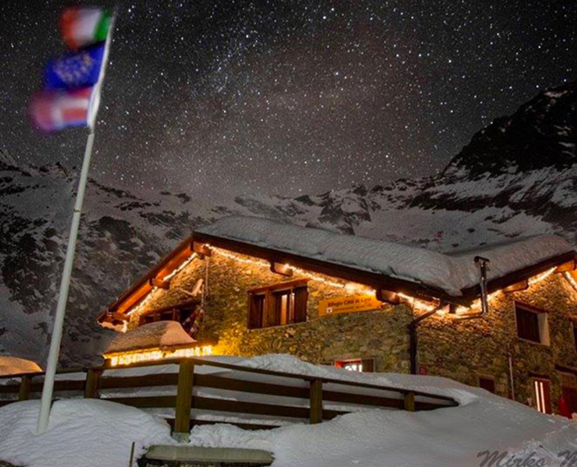 Incendio al Rifugio Città di Ciriè: evacuati trenta ospiti, tra cui bambini, al Piano della Mussa