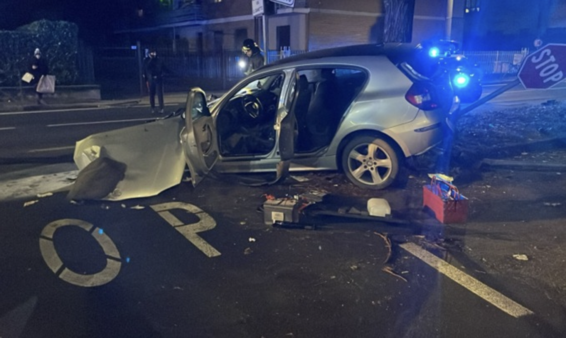 Incidente spettacolare a Rivarolo: BMW sfonda vetrina e si ribalta in via Favria