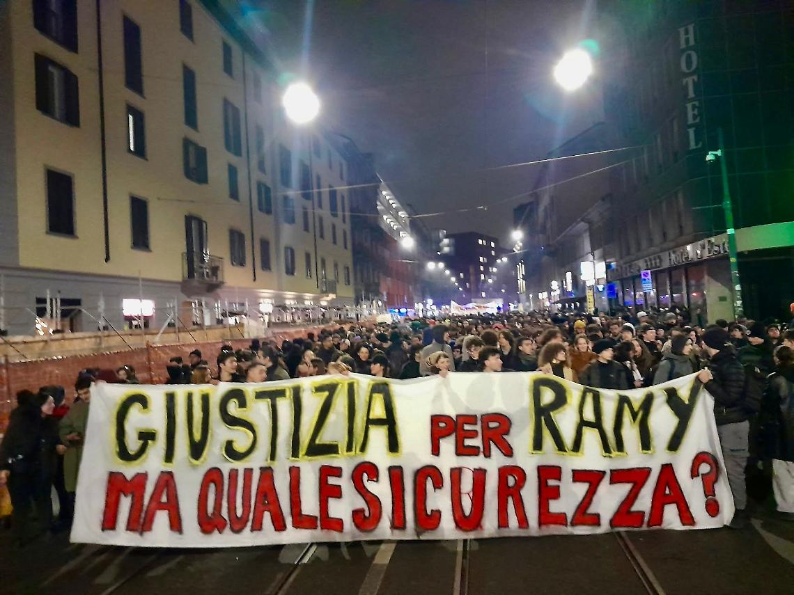 Assalto al Commissariato di Torino: Manifestazione per Ramy Degenera in Violenza