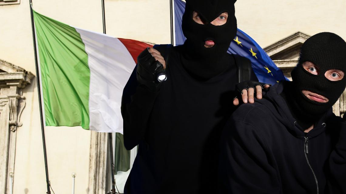 Ladri in Canavese, hanno fatto irruzione pure in Comune. Cosa cercavano?