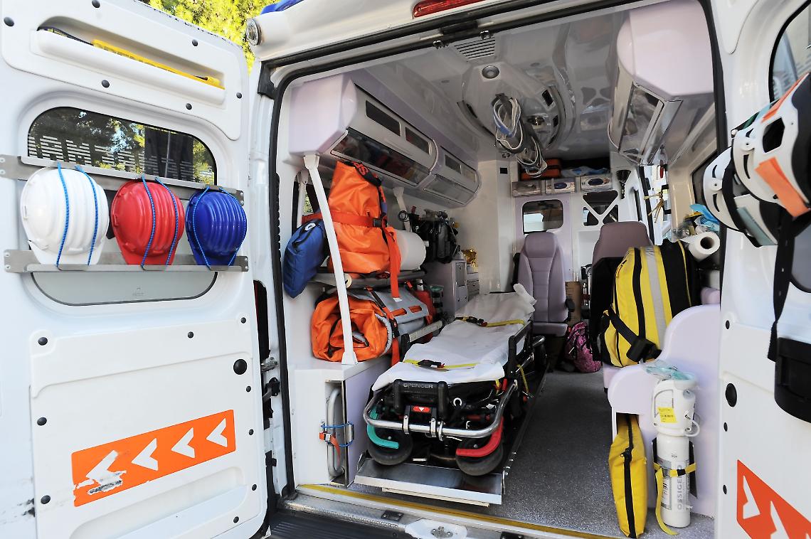  Ambulanza si ribalta dopo lo scontro con un'auto del car-sharing