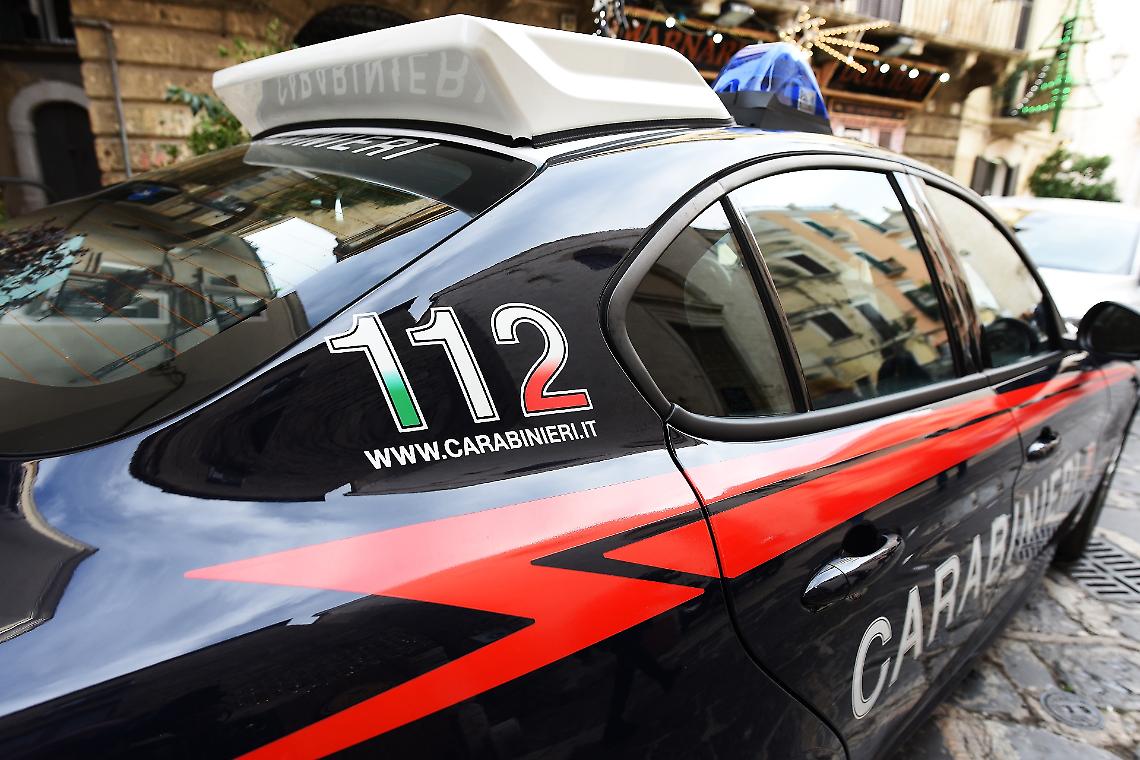 Lanciano un piccone contro una gazzella dei Carabinieri, l'auto si ribalta: arrestati