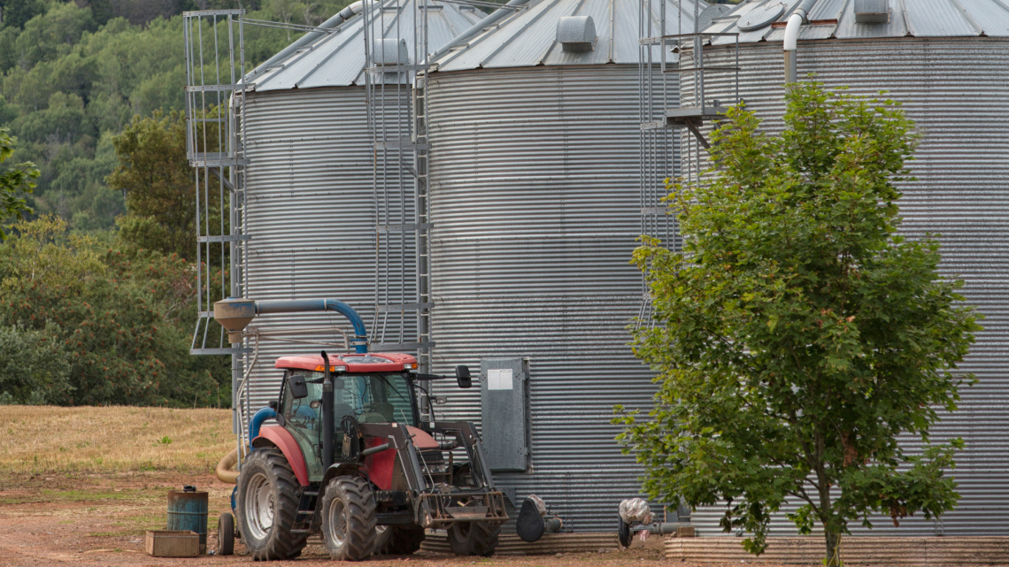 Travolto dal mangime a 32 anni: il trattore contro il silo gli è fatale