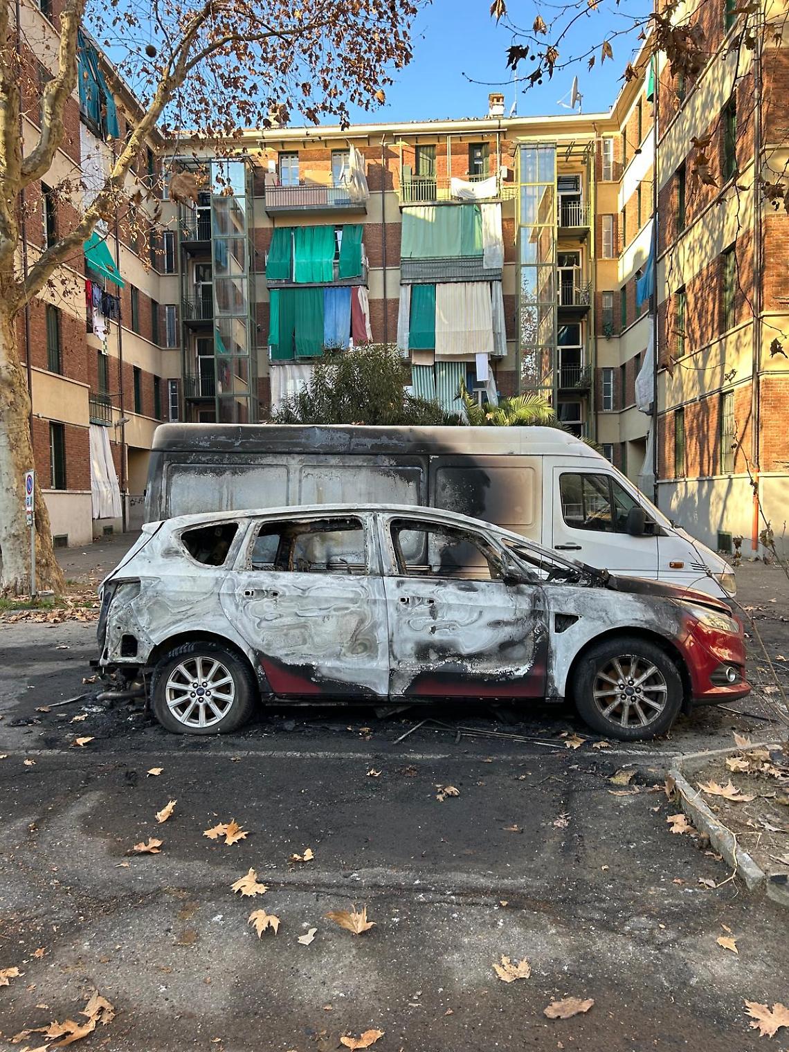 Auto in cenere e tensioni alle stelle: case ATC sotto assedio