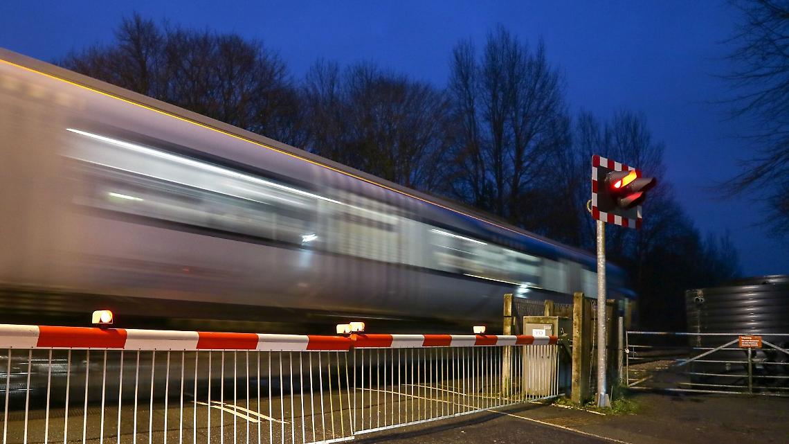 Veicolo Bloccato al Passaggio a Livello: Disagi sulla Linea Ferroviaria Sfm1 tra Feletto e Bosconero