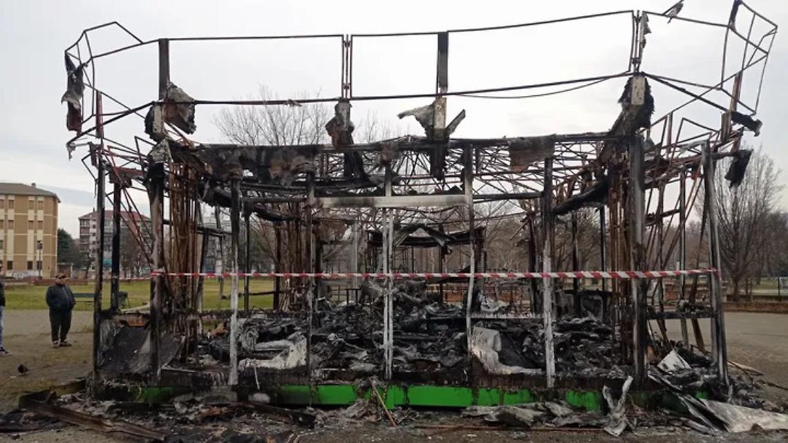 Incendio al Parco Di Vittorio: La Comunità si Mobilita per Salvare la Storica Giostra