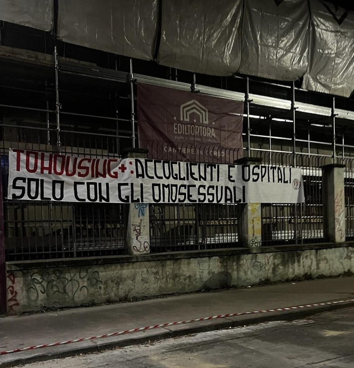 Neofascisti contro i gay: odio a buon mercato sulla cancellata di "To Housing"