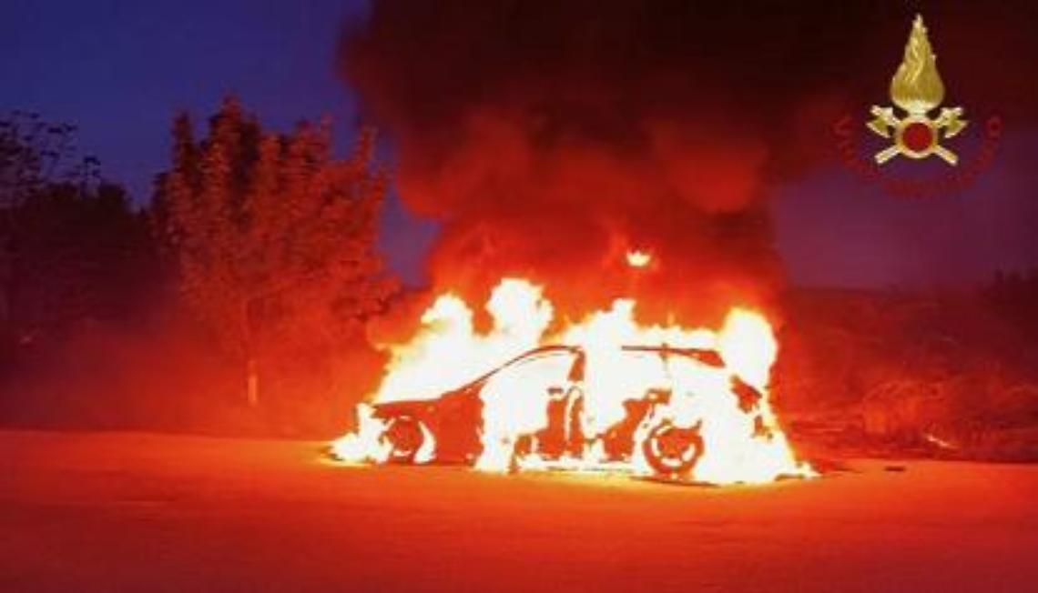 Auto in Fiamme sulla Provinciale di Mazzè: Intervento dei Vigili del Fuoco
