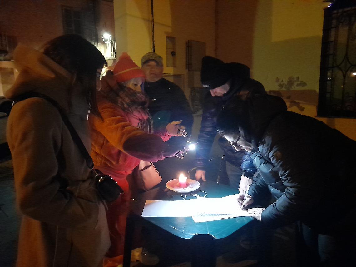 La raccolta firme per una migliore illuminazione della città