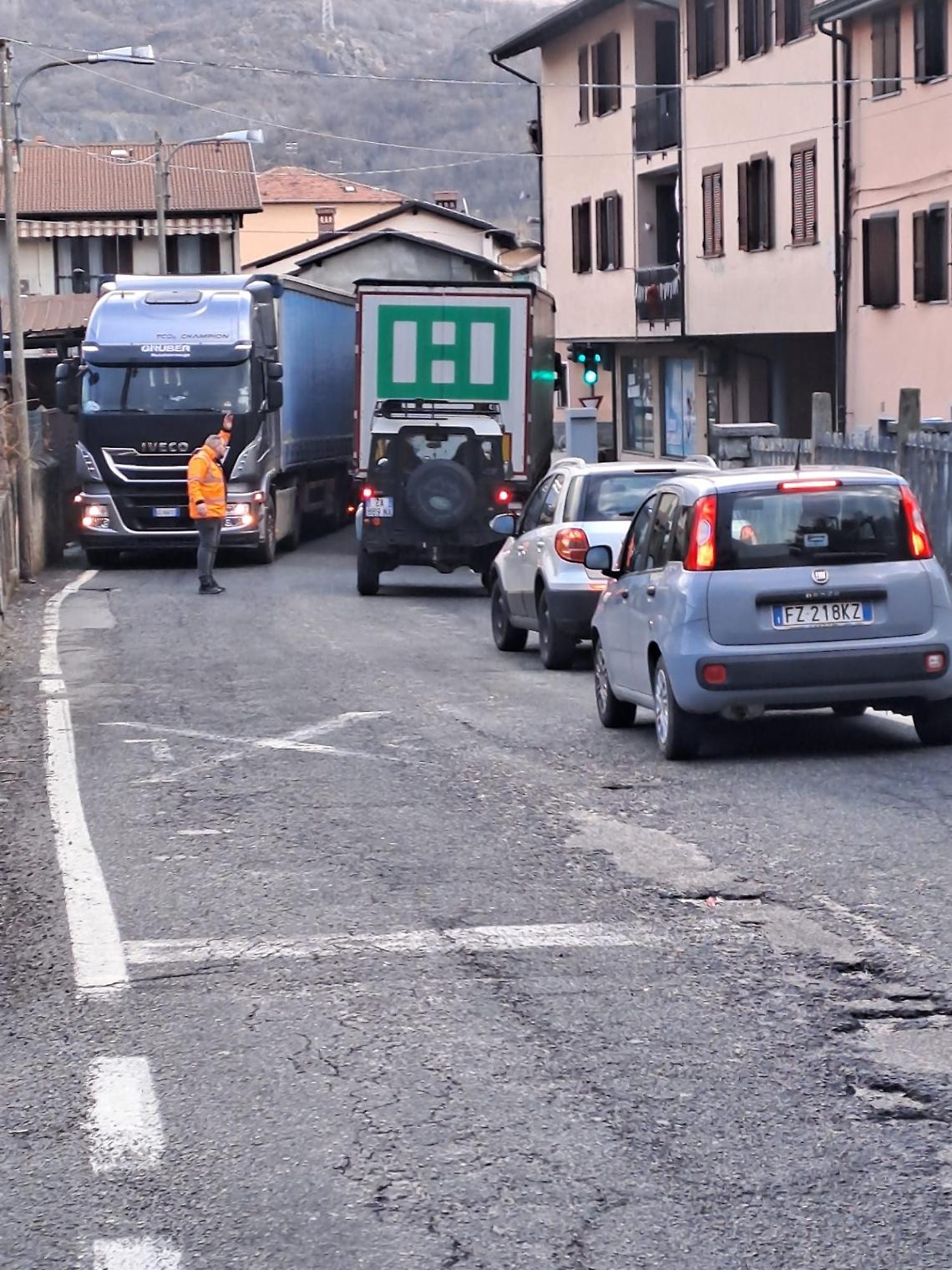A5 in tilt: tir in fuga, balconi abbattuti, Canavese ostaggio del caos