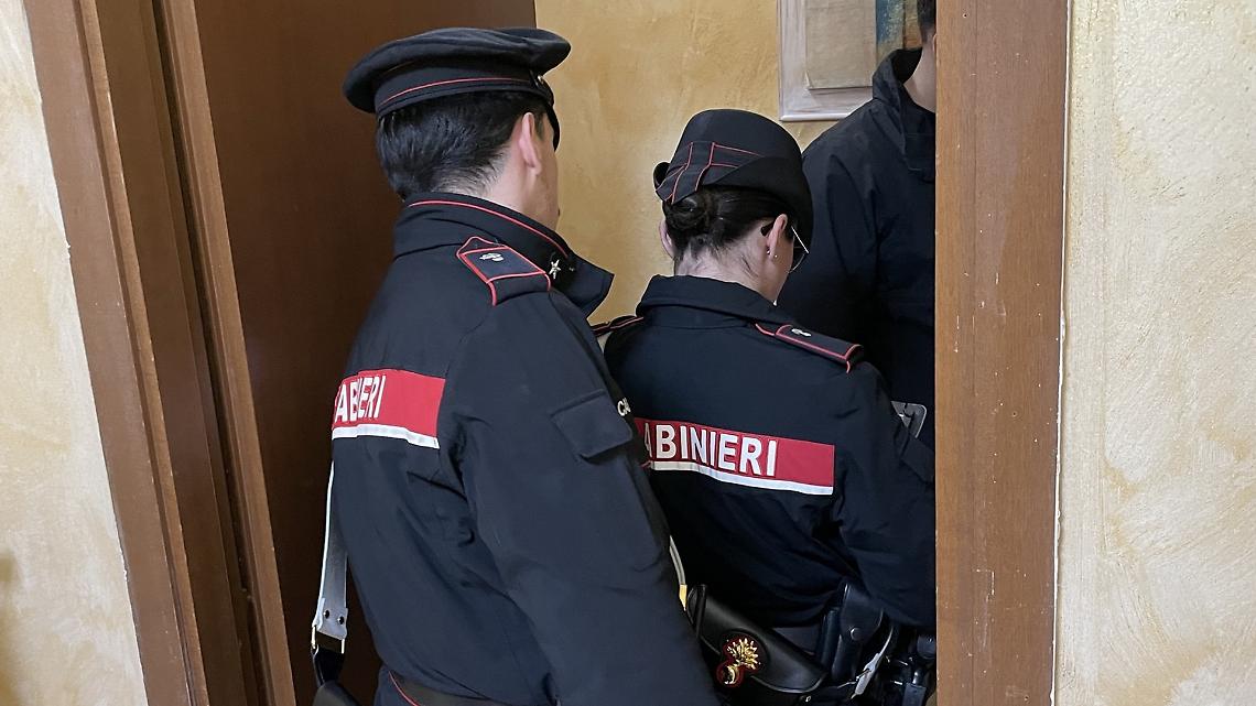 Vicini da incubo: occupano abusivamente un alloggio e rendono la vita di una famiglia un inferno